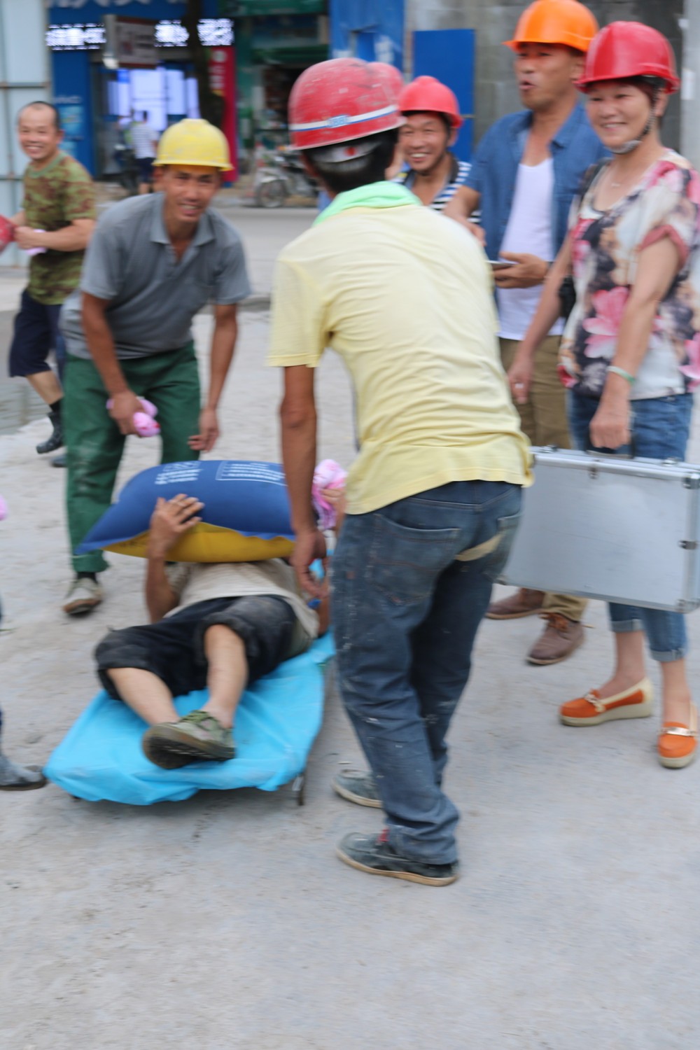 福建易順建筑工程有限公司“東升商城”工程2017年度《安全生產月》消防、救援應急演練