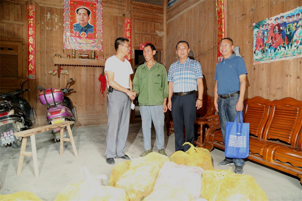 福建易順建筑工程有限公司“互動聯動、掛鉤幫扶”招沙甲村貧困戶捐贈儀式