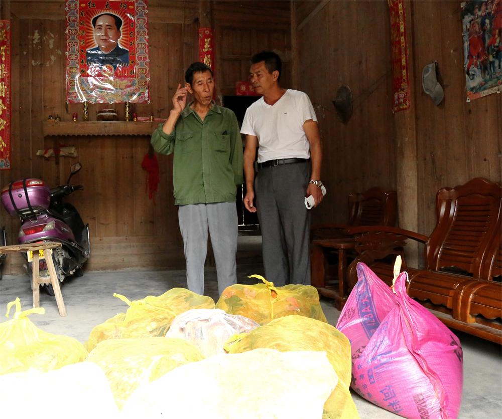 福建易順建筑工程有限公司“互動聯動、掛鉤幫扶”招沙甲村貧困戶捐贈儀式