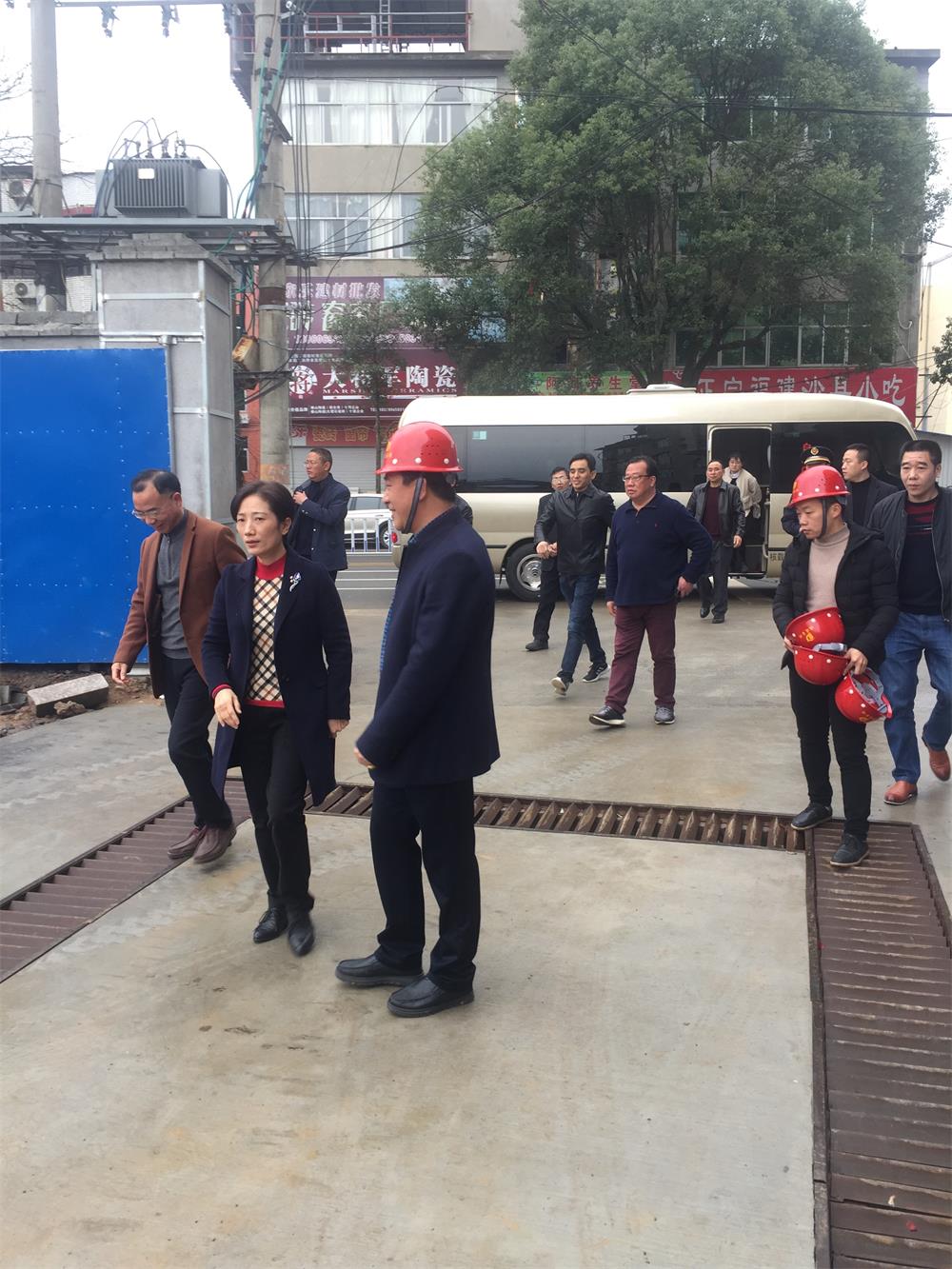 2018年3月2日縣委書記黃美萍等領導到我司松溪縣工農路安置房綜合體建設項目工地現(xiàn)場進行調研工作