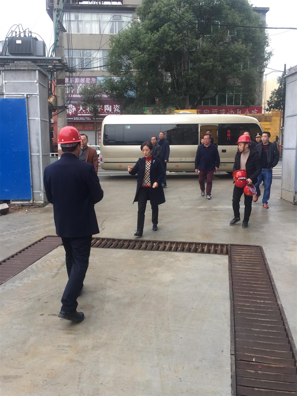 2018年3月2日縣委書記黃美萍等領導到我司松溪縣工農路安置房綜合體建設項目工地現(xiàn)場進行調研工作