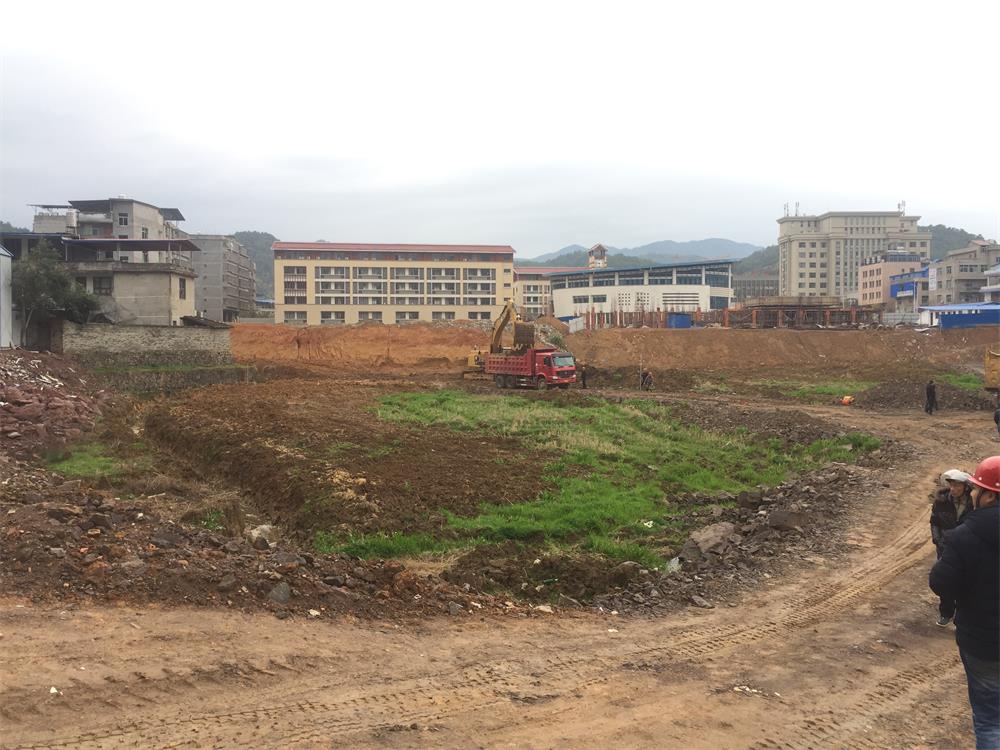 2018年3月2日縣委書記黃美萍等領導到我司松溪縣工農路安置房綜合體建設項目工地現(xiàn)場進行調研工作