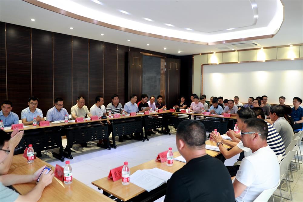 由（縣委常委、政法委書記）官雄主持、黃美萍（縣委書記）蘇建旗（縣長）參加“村企結(jié)對、真情幫扶”簽約授牌儀式、