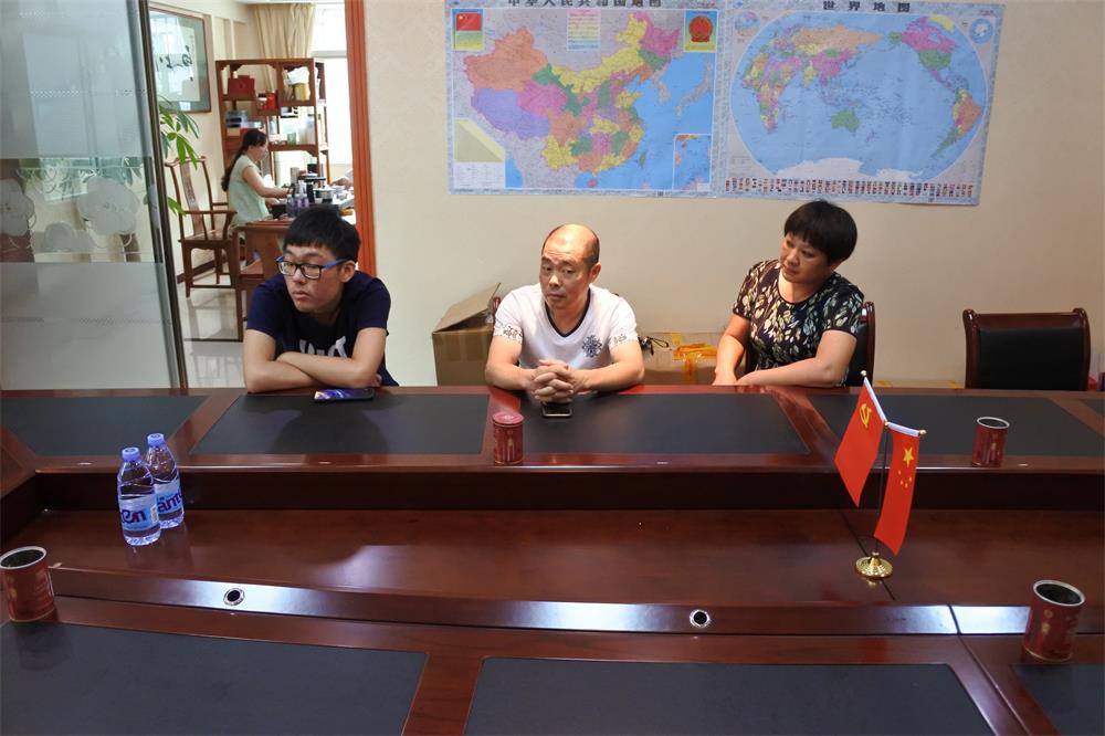 知識改變?nèi)说拿\(yùn)，公司職工子女考上大學(xué) 單位頒發(fā)助學(xué)金