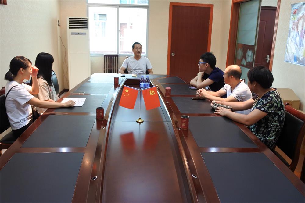 知識改變?nèi)说拿\(yùn)，公司職工子女考上大學(xué) 單位頒發(fā)助學(xué)金