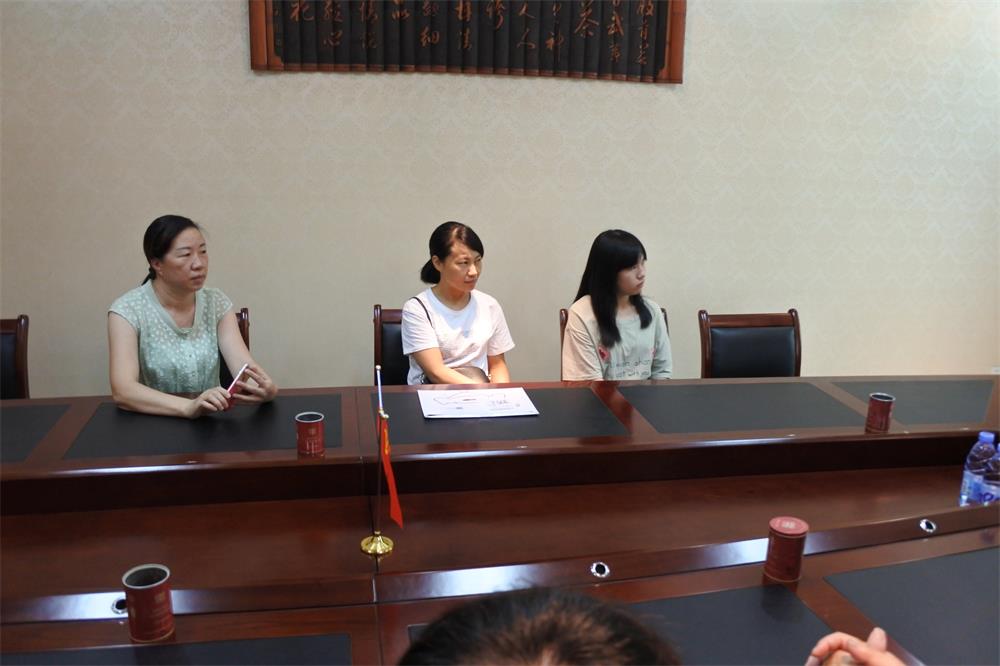 知識改變?nèi)说拿\(yùn)，公司職工子女考上大學(xué) 單位頒發(fā)助學(xué)金