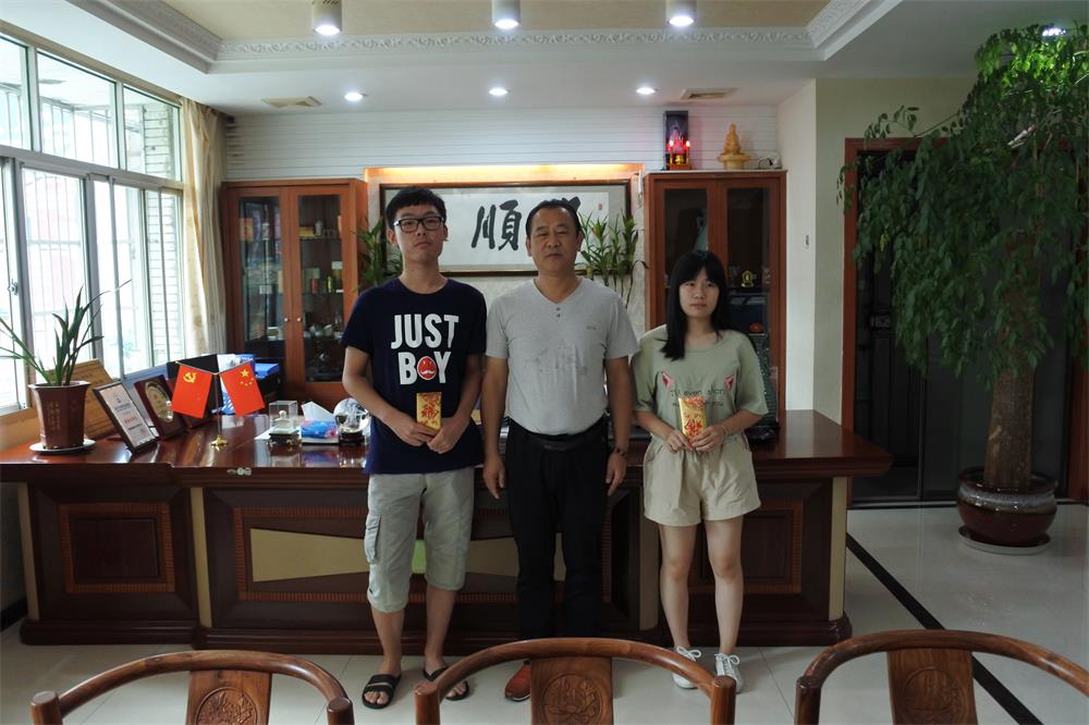 知識改變?nèi)说拿\(yùn)，公司職工子女考上大學(xué) 單位頒發(fā)助學(xué)金