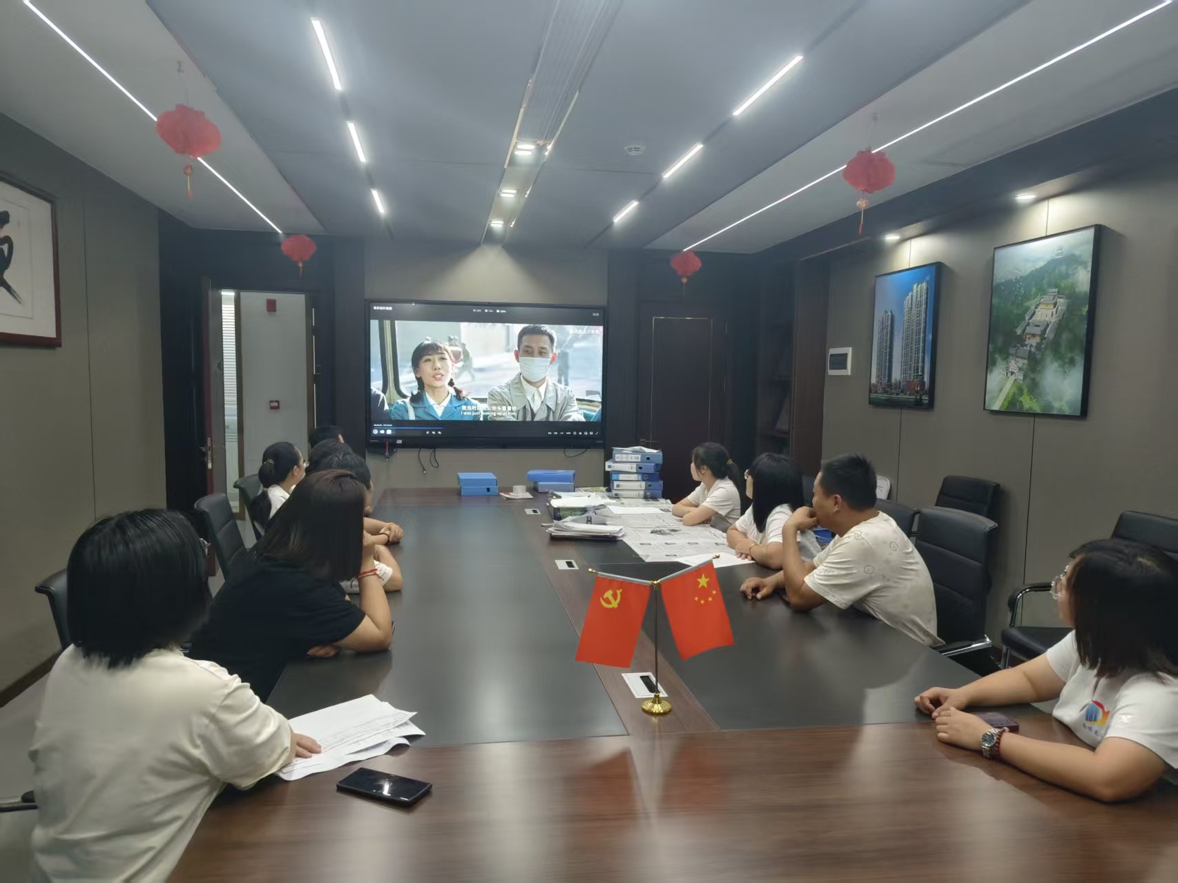 賡續紅色血脈，凝聚奮進力量 —— 易順建工集團黨支部國慶觀影《我和我的祖國》