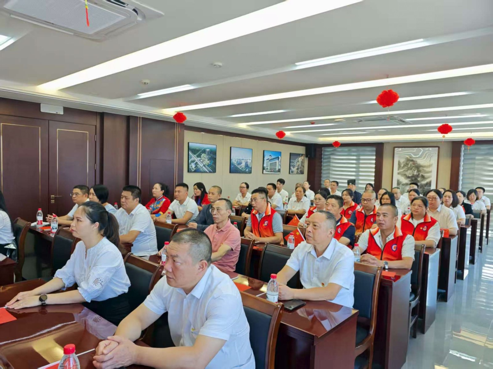 易順建工集團有限公司聯(lián)合松溪縣委統(tǒng)戰(zhàn)部機關集中集中觀看紀念中國人民抗日戰(zhàn)爭暨世界反法西斯戰(zhàn)爭勝利80周年大會