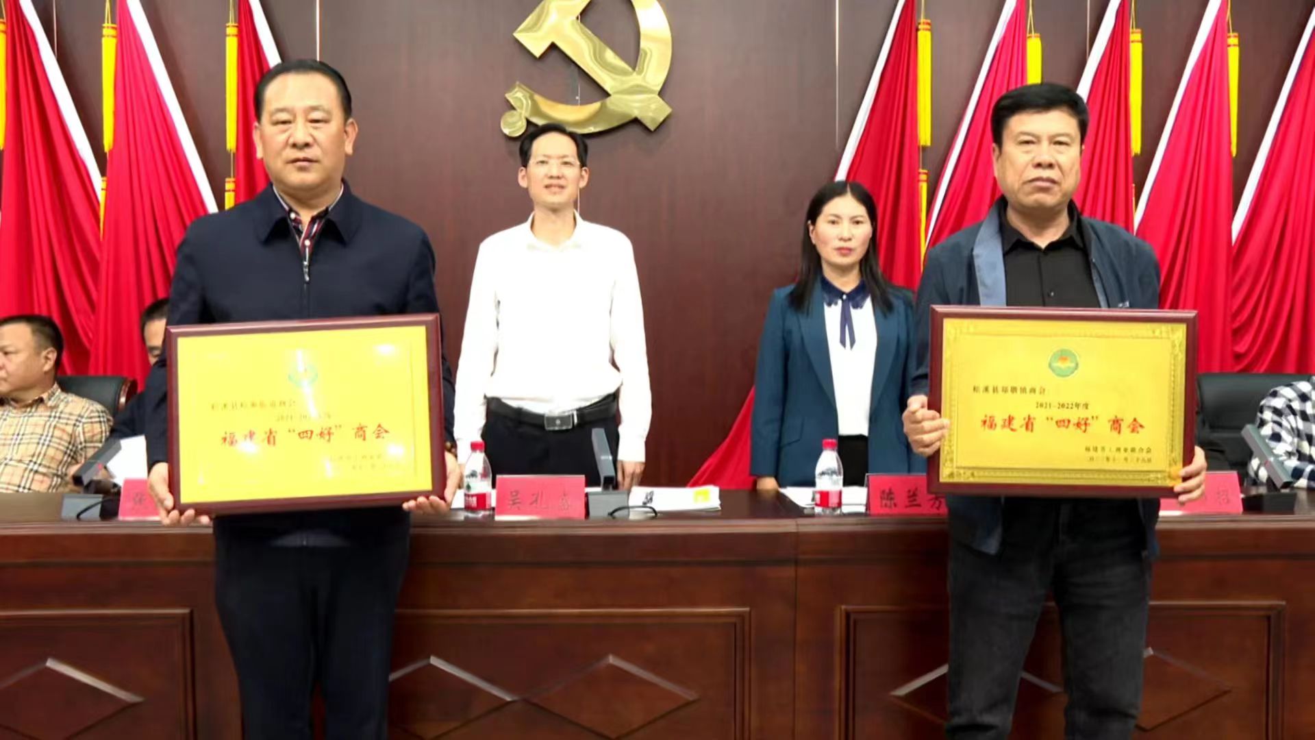 易順建工集團董事長李易順作為松溪街道商會代表領取2021-2022年度福建省“四好”商會榮譽獎項。
